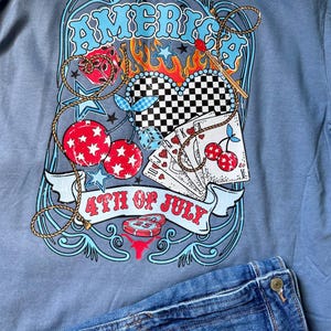 T-shirt graphique 4th of July pour femme | Cerises sauvages à carreaux |  American Heart Collage à l'avant et à l'arrière | Chemise couleur confort d'été