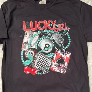 Maglietta grafica Lucky Girl Western Collage - Stile retrò Vegas