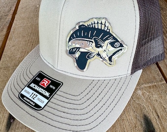 Gorra de camionero con parche de lubina y camuflaje para amantes de la naturaleza: regalo para los amantes de la pesca.