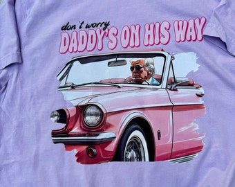 T-shirt Trump Daddy's On His Way - MAGA Vibes 2024 - Accogliente maglietta girocollo per donne repubblicane