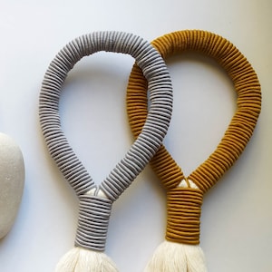 Borla larga para pomo de puerta, pequeño adorno de pared, colgador de puerta de estilo de mediados de siglo, objeto decorativo de fibra, regalo minimalista bohemio para el hogar