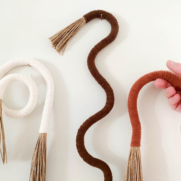 Sztuka ścienna w kształcie squiggle, owinięta wisząca ściana o falistej formie, nowoczesna minimalistyczna krzywa, obiekt artystyczny z włókien o skręconej linii, wyjątkowe prezenty rzemieślnicze do domu