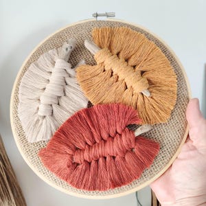 刺繍枠に流木をあしらった小さなマクラメの葉、壁掛けファイバーアート、折衷的なホームデコレーションアクセント、モダンファームハウス、ニュートラル