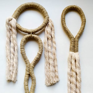 Dekorativa tofsar i makramé, modern väggdekoration, boho dörrknoppstofsar, fiberkonstobjekt, unik hantverkare, handgjord present, set om 2