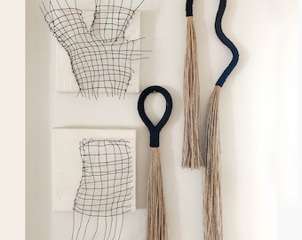 Set von 2 Kringel Wandkunst und Türknopf Quaste, gewickelter Wandbehang, moderne minimalistische schwarze Wand Kurve, Wand Akzent gewellte Faser Kunstobjekt