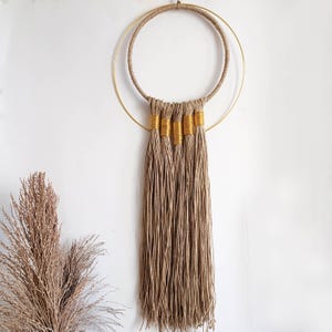 Tapiz de pared con arte de fibra, arte de pared grande con flecos y detalles dorados, tapiz de pared industrial moderno, decoración de pared textil hecha a mano, borla de pared