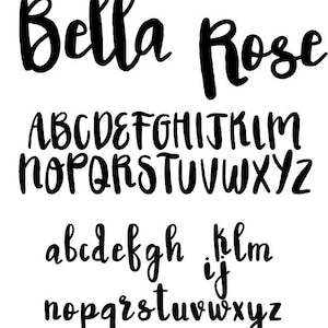 Pode incluir: Alfabeto em preto e branco escrito à mão com as palavras "Bella Rose" no topo. O alfabeto inclui letras maiúsculas e minúsculas.