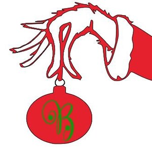 Könnte beinhalten: Ein roter Weihnachtsbaumschmuck mit einem grünen Wirbelmuster, gehalten von einer roten Hand mit einer weißen Manschette.