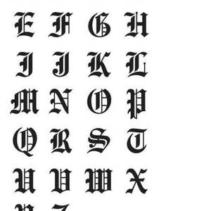 Może przedstawiać: Czarno-biały obraz alfabetu angielskiego w tradycyjnym kroju Old English.