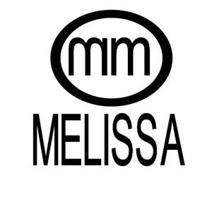 Pode incluir: Logotipo preto e branco para Melissa, uma marca com as letras "mm" dentro de um círculo.