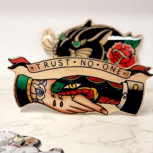 Traue niemandem! Holz Tattoo Cutout Schild - Wandkunst Holz eingefärbt und Handausschnitt Fertig zum Aufhängen