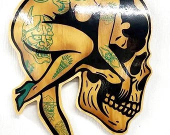 Sagoma in legno raffigurante un teschio tatuato, realizzata a mano e sigillata in resina. Tatuaggio da parete, pronta da appendere.