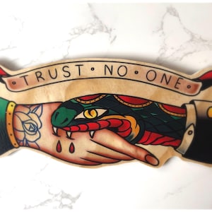 Trust No One Tattoo Holzschild: Handgeschnittener Sailor Jerry Style
