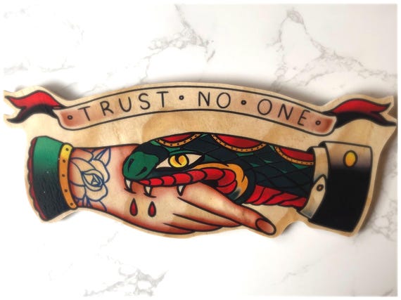 Houttattoobord Trust No One: handgesneden muurkunst in Sailor