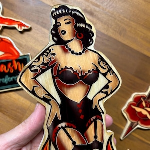 Arte de pared único, original y raro, con recortes de madera de chica burlesca estilo vintage.