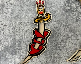 手作りの壊れたハートのダガータトゥー木製ウォールアート - ヴィンテージスタイル