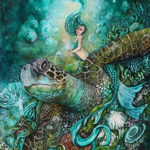 Puede incluir: Una sirena con el pelo largo y fluido de color turquesa monta sobre la espalda de una tortuga marina. La tortuga est&aacute; rodeada de coral y algas marinas. La sirena sostiene un orbe brillante en su mano. El fondo es de un color turquesa profundo.
