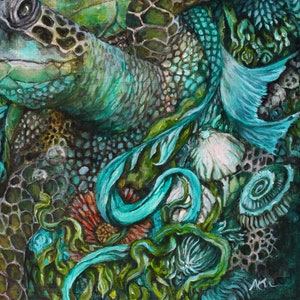Puede incluir: Un primer plano de una pintura que representa una tortuga marina con un caparaz&oacute;n azul y verde, rodeada de algas marinas y otras formas de vida marina. La pintura est&aacute; realizada en un estilo realista y presenta una variedad de texturas y colores.