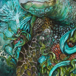 Puede incluir: Pintura abstracta con un esquema de color verde, azul y marr&oacute;n. La pintura presenta una variedad de formas y texturas org&aacute;nicas, incluyendo una planta grande y frondosa, un pez y un patr&oacute;n de panal.
