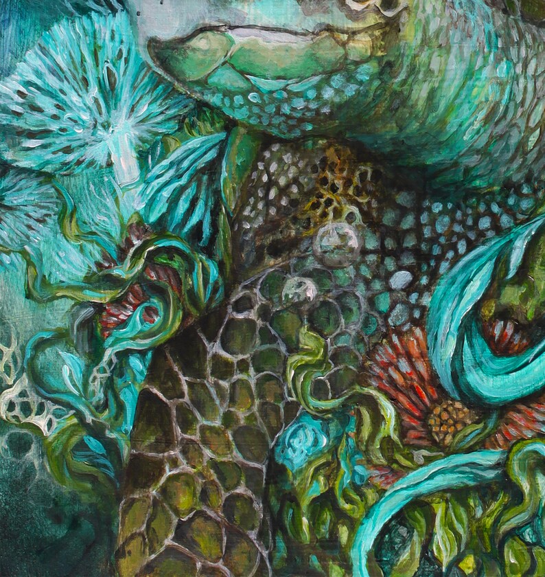 Puede incluir: Pintura abstracta con un esquema de color verde, azul y marr&oacute;n. La pintura presenta una variedad de formas y texturas org&aacute;nicas, incluyendo una planta grande y frondosa, un pez y un patr&oacute;n de panal.
