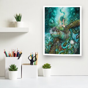 Puede incluir: Una pintura de una tortuga marina con una sirena montada en su espalda. La tortuga est&aacute; rodeada de coral y otras criaturas marinas. La pintura est&aacute; hecha en un estilo caprichoso con colores brillantes.