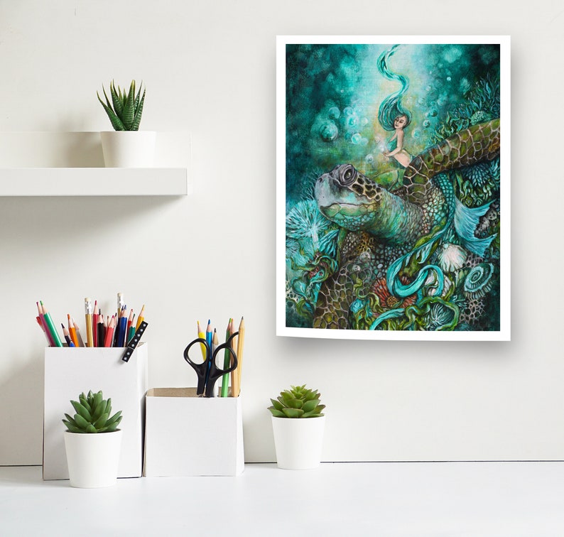 Puede incluir: Una pintura de una tortuga marina con una sirena montada en su espalda. La tortuga est&aacute; rodeada de coral y otras criaturas marinas. La pintura est&aacute; hecha en un estilo caprichoso con colores brillantes.