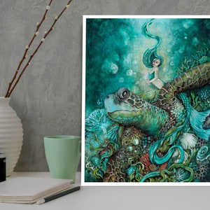 Puede incluir: Una pintura de una sirena montando sobre la espalda de una tortuga marina. La sirena tiene el pelo largo y azul y lleva un sujetador de concha. La tortuga est&aacute; rodeada de coral y otras criaturas marinas. La pintura est&aacute; realizada en un estilo caprichoso con colores brillantes.