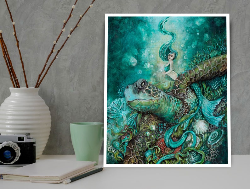 Puede incluir: Una pintura de una sirena montando sobre la espalda de una tortuga marina. La sirena tiene el pelo largo y azul y lleva un sujetador de concha. La tortuga est&aacute; rodeada de coral y otras criaturas marinas. La pintura est&aacute; realizada en un estilo caprichoso con colores brillantes.