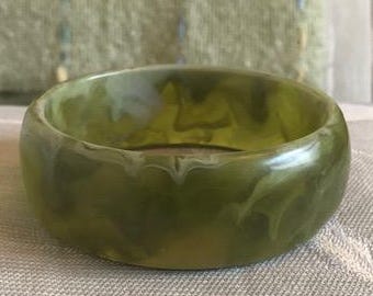 Gorgeous Vintage 1940's Genuine Authentic Green Swirl Large Size Lucite Bangle Bracelet