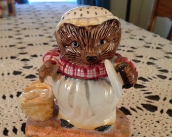 Schmid 1977 Beatrix Potter Mrs.Tiggy-Winkle Musical Figurine