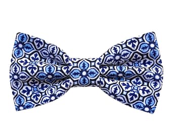 Blue majolica bow tie for men, blue floral print bow tie, tie for groom, shabby chic wedding, groomsmen gift, floral fabric, Sicilian style