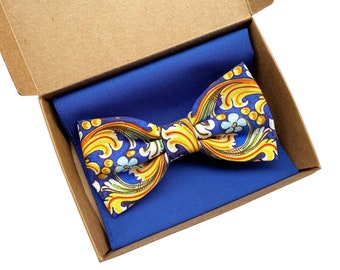 Pajarita con estampado mayólica y pañuelo azul cobalto y amarillo, pajarita y pochette a juego para hombre, regalo para hombre accesorios de estilo siciliano