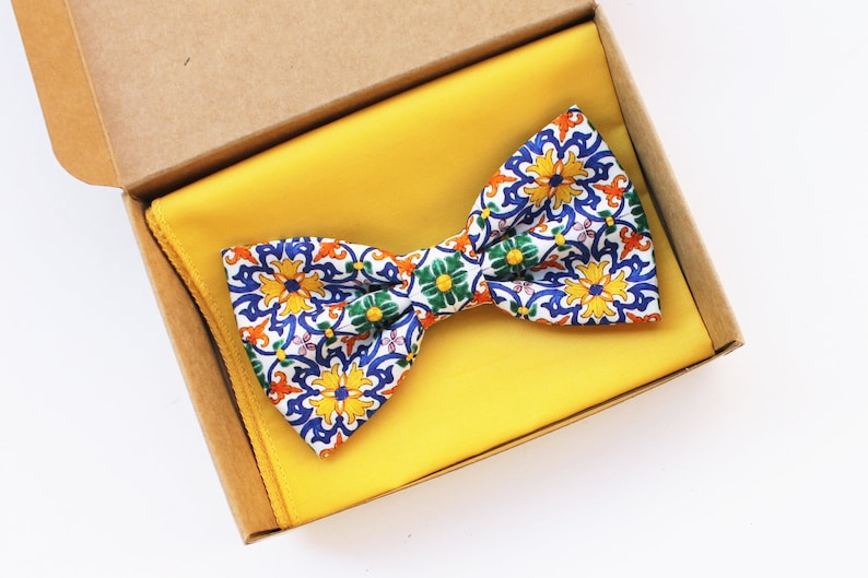 Papillon maiolica floreale multicolor e fazzoletto giallo. Papillon e pochette coordinato per uomo,regalo da uomo accessori stile Siciliano immagine 1