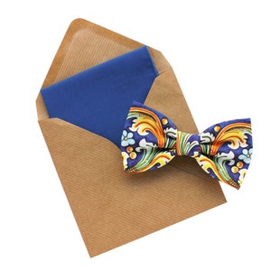 Papillon pattern maiolica e fazzoletto blu cobalto e giallo,Papillon e pochette coordinato per uomo,regalo da uomo accessori stile Siciliano immagine 2