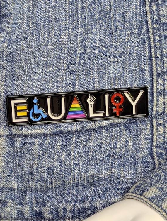 Broche en émail noir Equality avec symboles inclusifs, pin's rectangulaire militant droits humains, insigne féministe lgbtqia et handicap