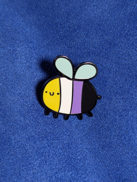 Pin’s abeille non-binaire – Badge LGBTQ+ “Bee Proud” émaillé