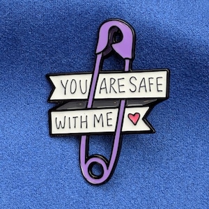 Säkerhetsnål med budskapet "You Are Safe With Me" - lila emaljmärke - HBTQ-allierad