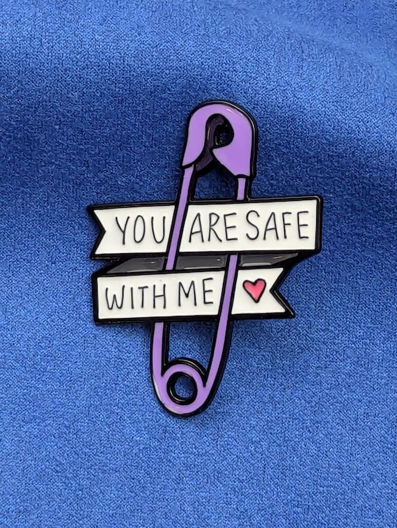 Pins épingle à nourrice message "You Are Safe With Me" badge émail violet allié LGBT