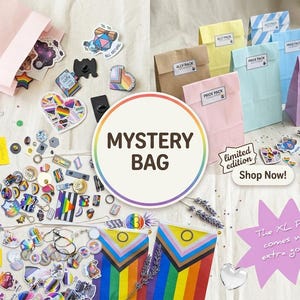 Könnte beinhalten: Eine Sammlung von Pride-Artikeln, darunter Aufkleber, Anstecknadeln und kleine Papiertüten mit der Aufschrift Ally Pack oder Pride Pack. Eine zentrale kreisförmige Grafik zeigt Mystery Bag, mit zusätzlichem Text Limited Edition Shop Now und The XL Pack comes with extra goodies.