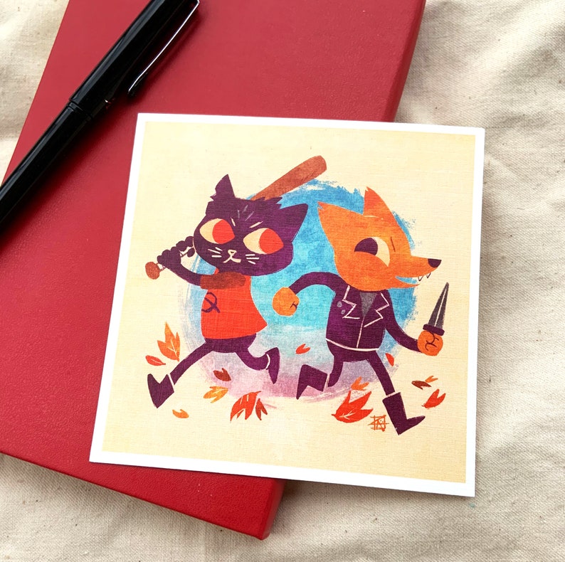 Puede incluir: Un gato negro con ojos rojos y un bate de b&eacute;isbol corre hacia la derecha, mientras que un zorro con pelaje naranja y un cuchillo corre hacia la derecha. El fondo es una acuarela azul y amarilla con hojas de oto&ntilde;o.