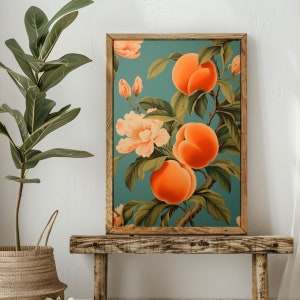 Puede incluir: Una impresión enmarcada de una ilustración botánica con flores de melocotón y melocotones sobre un fondo azul verdoso. Los melocotones son de un color naranja vibrante y las flores son blancas con centros amarillos.