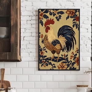 以下が含まれることがあります： 赤い鶏冠と肉垂れを持つ雄鶏の額縁入りイラスト。雄鶏は花柄の背景に立っています。雄鶏は茶色、白、青で、大きな濃い青色の尾をしています。