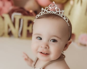 Tiara de princesa bebé con diamantes de imitación, corona rosa, accesorio para fotos de pastel smash, adorno para pastel, atuendo para fiesta de cumpleaños de niña pequeña