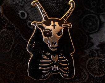 Pin golden baphomet