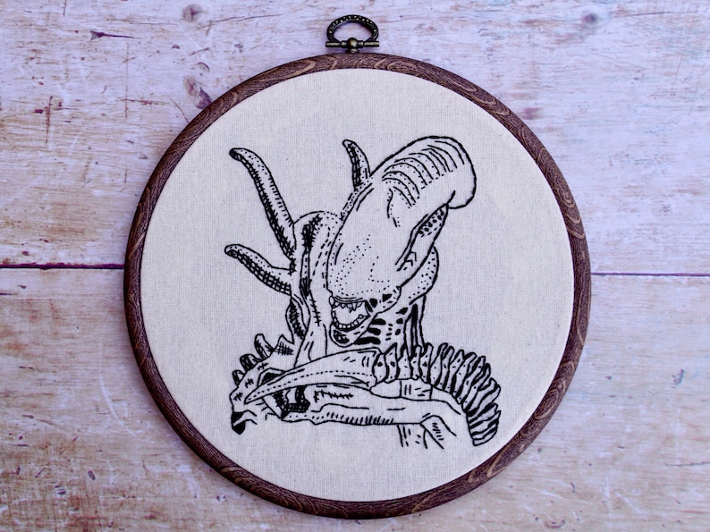 Alien Xenomorph Textilkunst. Handstickerei. Hoop Art. Wandbehang. Scifi. Horrorfilm. Nerd Geschenk. Wohnkultur.