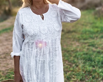 Robe longue bohème blanche en coton avec broderie à la main, tenues de villégiature, vêtements de retraite de yoga, vacances d'été, couverture de piscine, croisière en tenues de plage