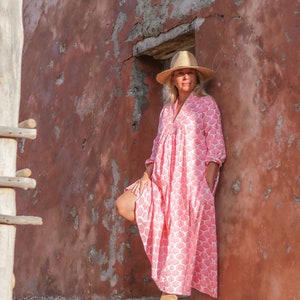 Caftan de plage bohème en coton rose et blanc image 8