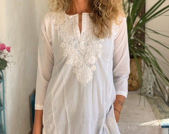 Tunique en coton bohème exclusive en coton blanc avec broderie à la main, chemisier, pyjama, retraite de yoga, tenue de villégiature, croisière, robe de vacances d'été