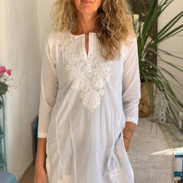 Tunique en coton bohème exclusive en coton blanc avec broderie à la main, chemisier, pyjama, retraite de yoga, tenue de villégiature, croisière, robe de vacances d'été