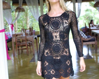 Robe noire sexy au crochet faite à la main avec dos ouvert d'Ibiza